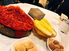 安格斯牛肉-鲜入围煮花胶鸡海鲜火锅