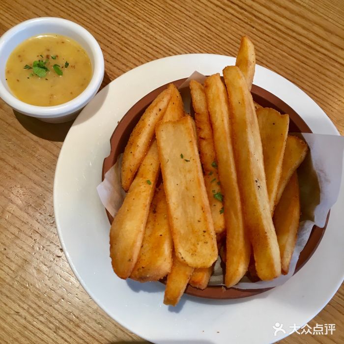 炸薯条配蜂蜜芥末酱