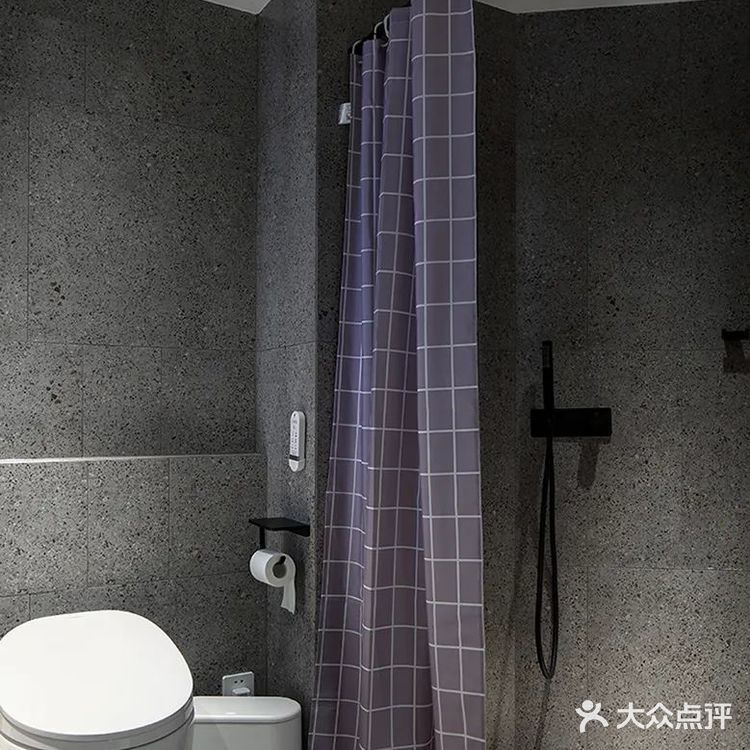 压缩原有卫生间及中厨的空间，模糊空间的界限