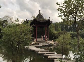 茨坪，是一座花园城市，非常清新美丽，是旅游和避暑的胜