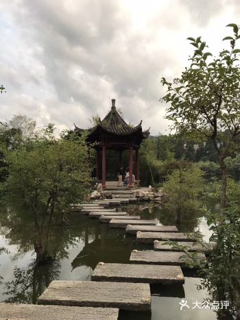 茨坪，是一座花园城市，非常清新美丽，是旅游和避暑的胜