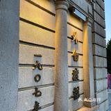 桥上见到好几对新人穿着婚纱 礼服拍照留影