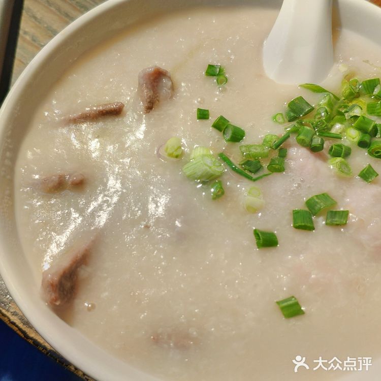 有礼貌，有笑容！【猪肠粉】是三酱肠粉，感觉是芝麻酱