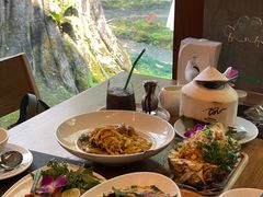 -Chom Cafe and Restaurant