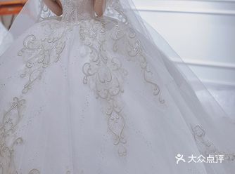 情感热烈的巴洛克风格。一款【给足仪式感】的宫廷范婚纱。