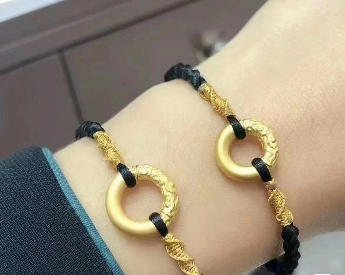 黄金平安扣手绳手链来咯
经典的平安扣