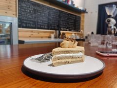 核桃戚风佐焦糖奶油蛋糕-Be Lived Cafe比例咖啡(摩天轮店)