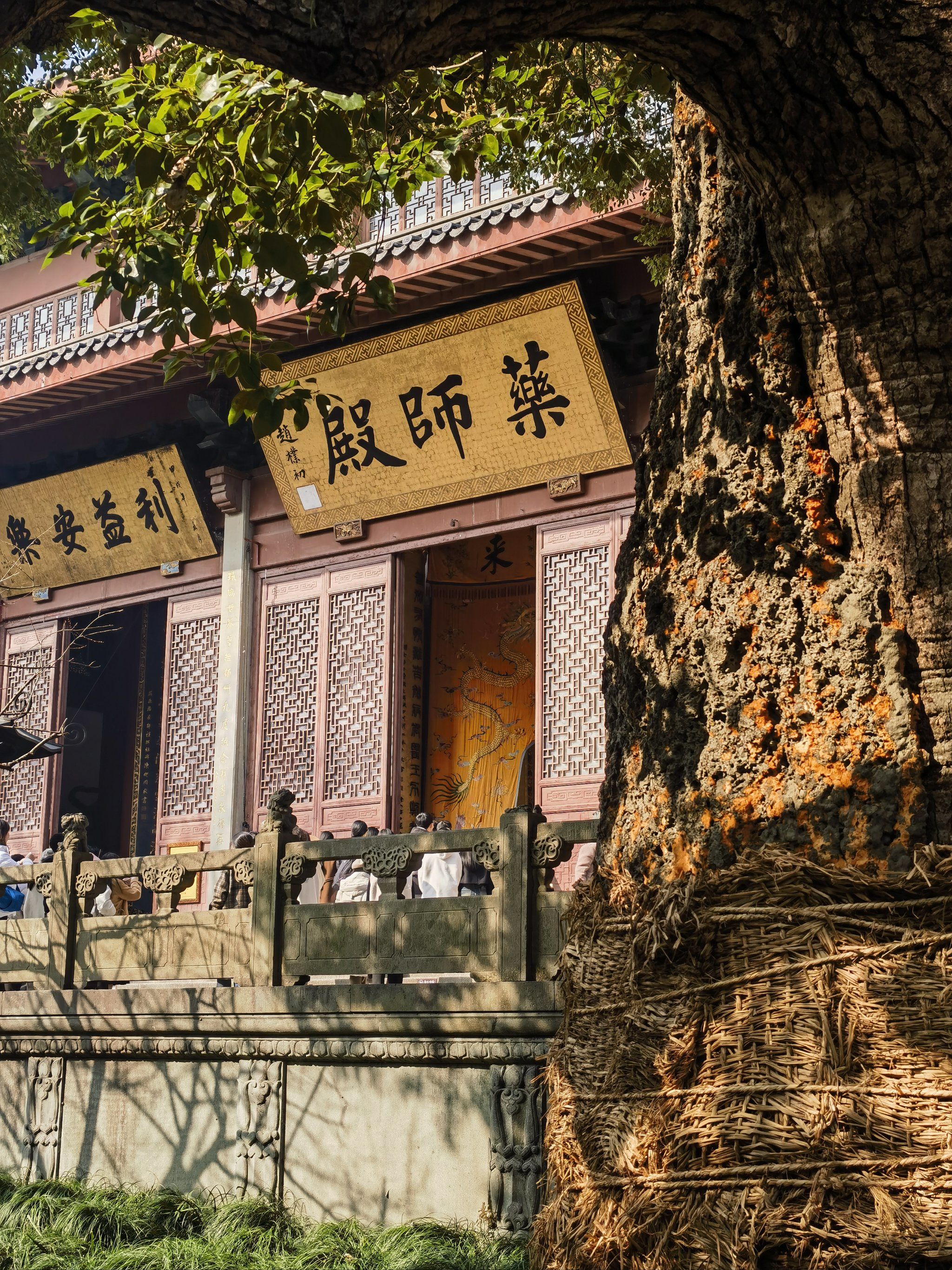 必须来一趟灵隐寺求财鸭～听说超级灵,48元买一串十八籽,围着大雄宝殿