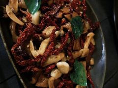 皱皮椒炒牛肝菌-Ameigo梅果·云贵川bistro(长宁来福士店)