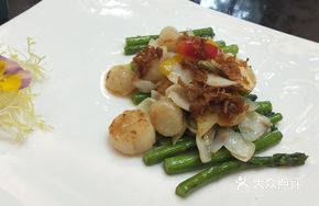 Fresh Asparagus and Lily Bulb Pan-Seared Australian Scallop