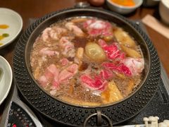 左边和猪右边和牛-鍋ぞう(新宿西口店)