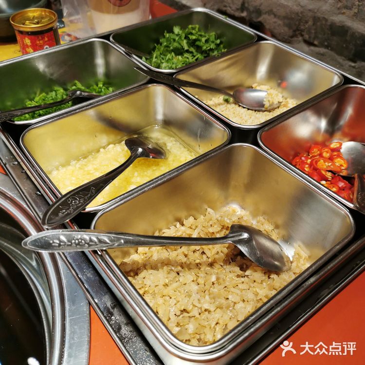 谭鸭血算是网红火锅店了，一直听说浦东世纪大道店要大排