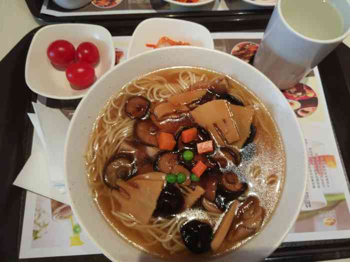 今天是个特别的日子,上午去了静安寺,一路从家里到静安寺,路上行人和