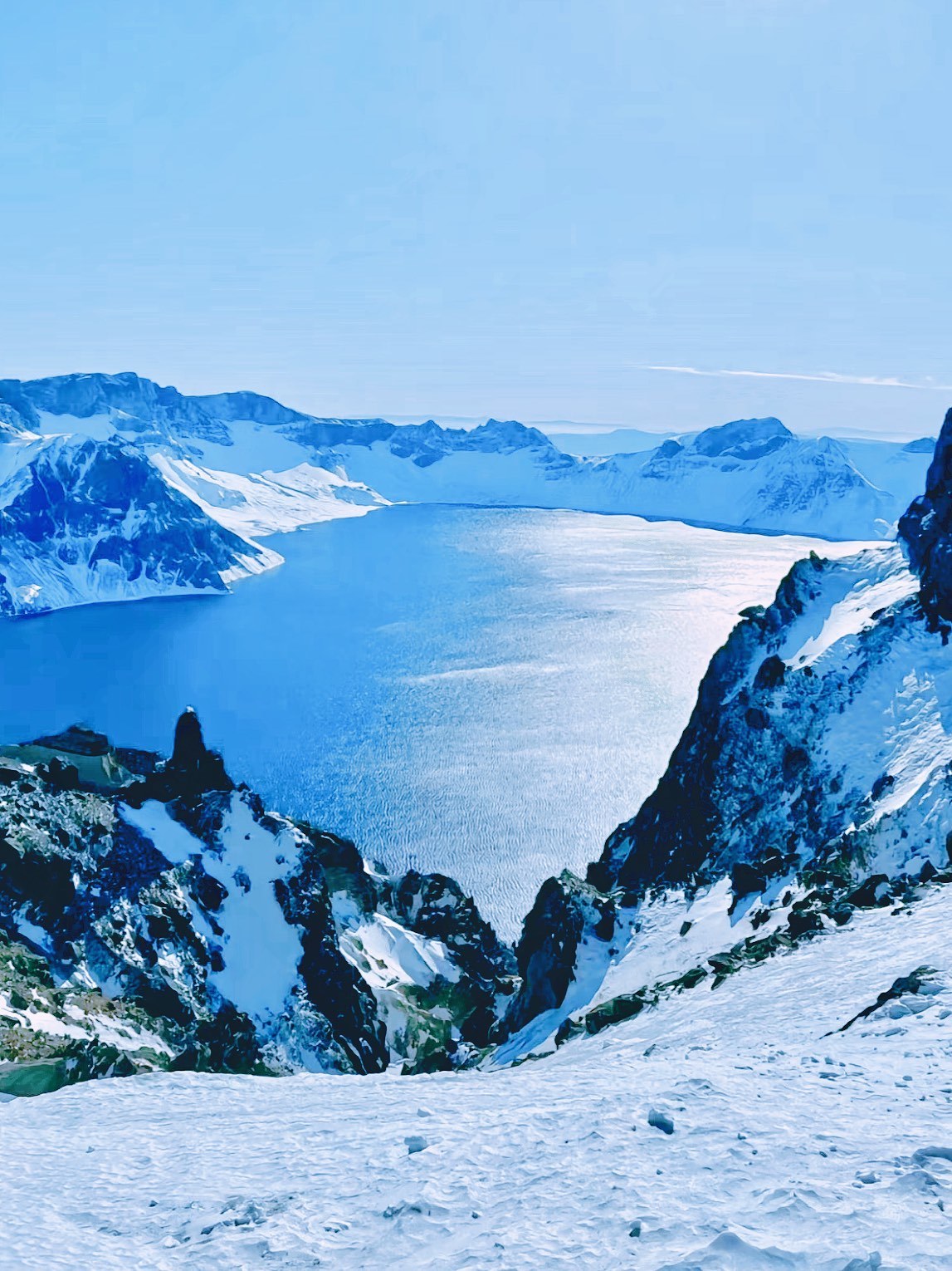 冬日仙境❄️,长白山天池的绝美风光🖼️