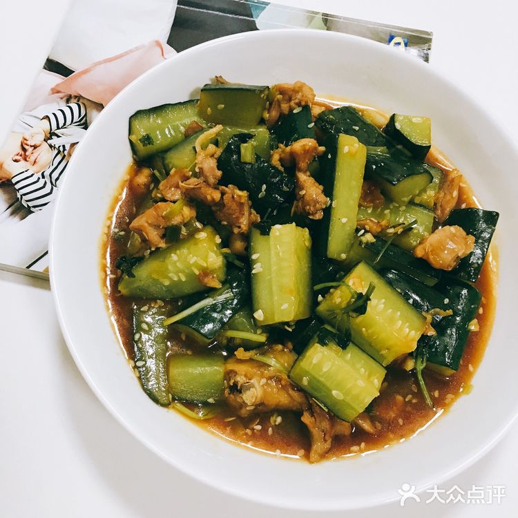 拌上糖、醋、酱油、蒜末、白芝麻、小葱、香菜、芝麻油