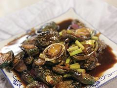 蒜薹烧鲍鱼-1910老鲁味海鲜·戳子肉·青岛菜(金沙滩店)