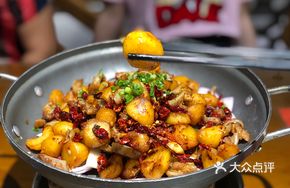 Sizzling Crispy Pork Knuckle with Small Potatoes