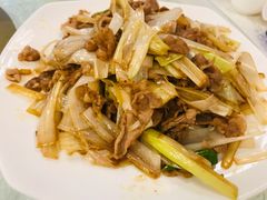 葱爆羊肉-那达慕蒙古风味酒楼