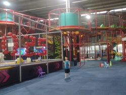 -趣玩空间蹦床乐园(临平旗舰店)