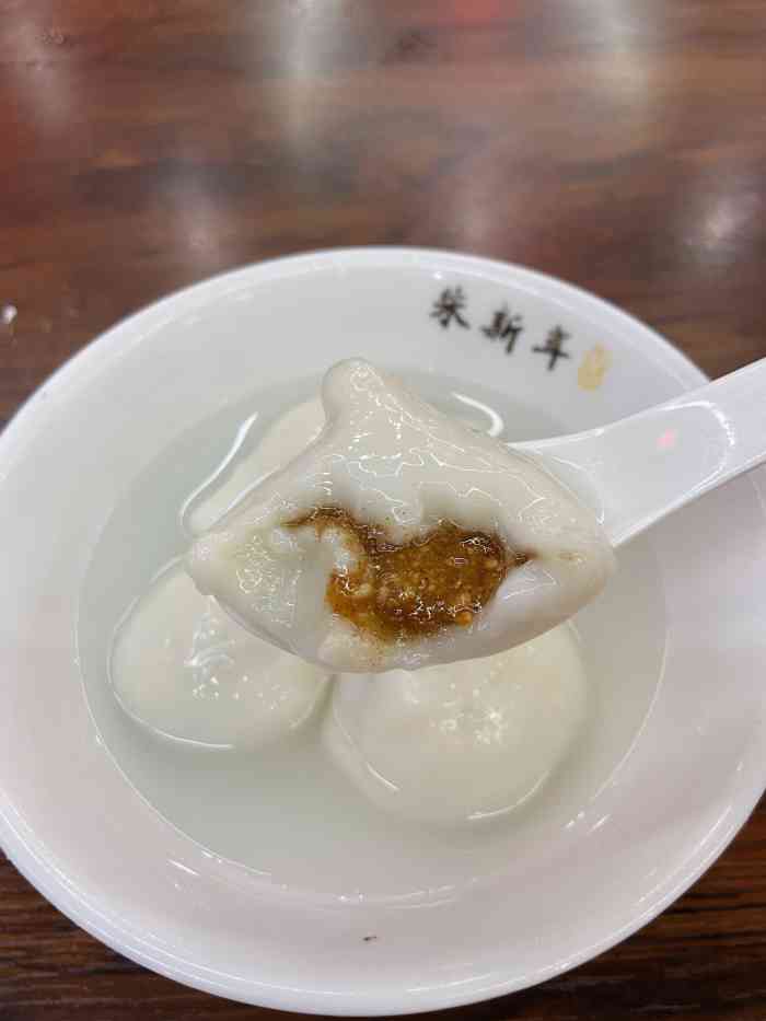 朱新年点心店(北寺塔店)-"地铁出来向右走一百步就到 周日早上人也.