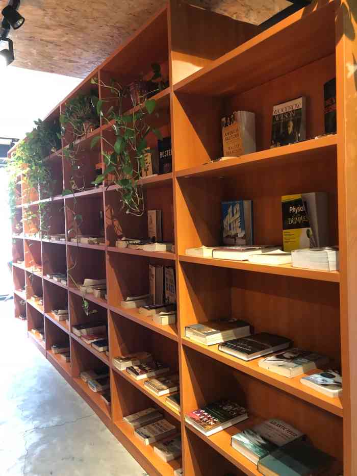 求所书店 koala cafe-"位置很好找在银兴路这边夜宵摊旁边有一排灰.