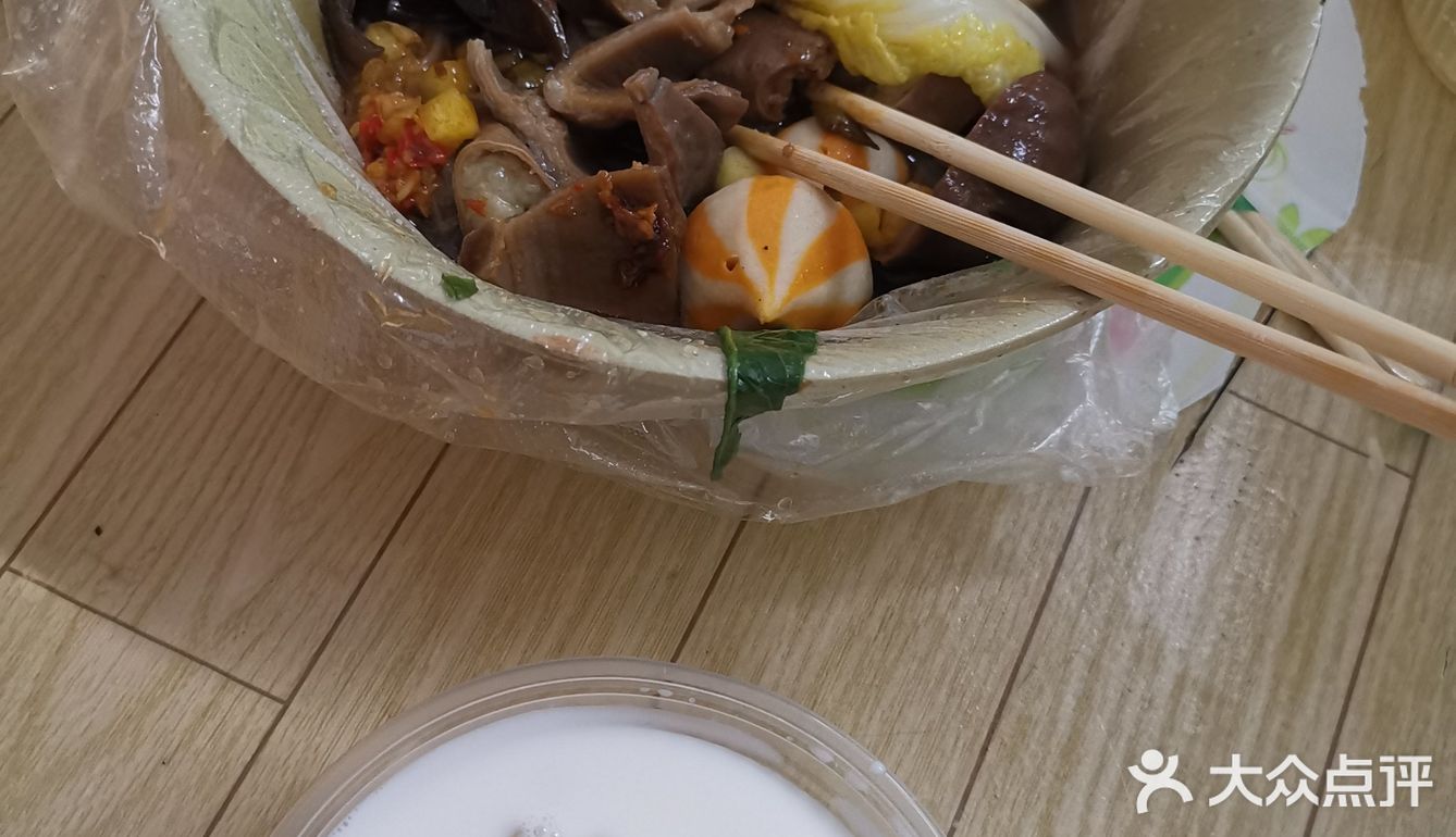 开了很多年的甜品加牛杂店，算是老店网红店，位于海棠村
