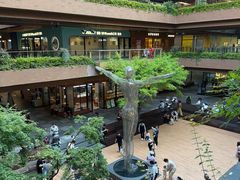 -瑞虹新天地月亮湾