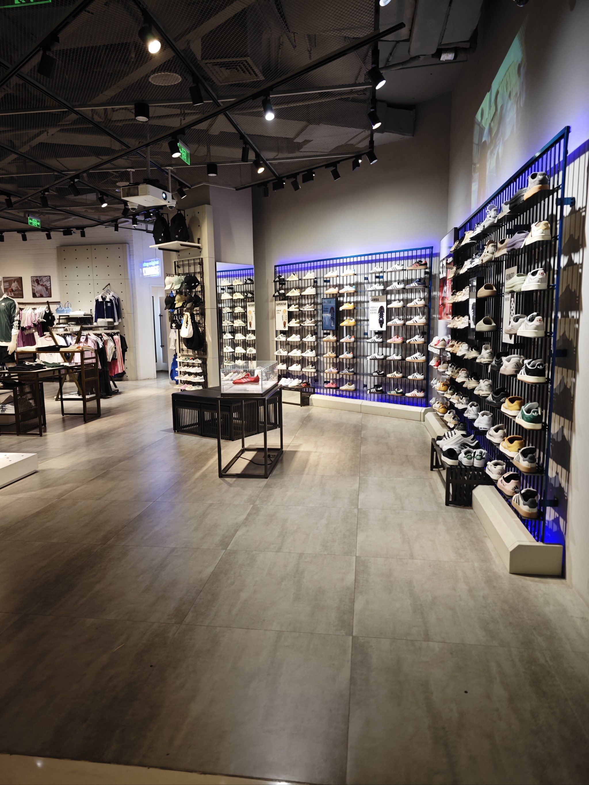 阿迪达斯运动休闲店