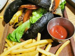 烤菠萝牛肉汉堡-HELLO 27 意面·沙拉·帕尼尼