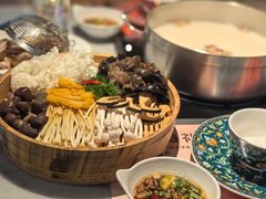 -尚尚仙·酸汤猪手·猪肚鸡火锅(华联万柳购物中心店)