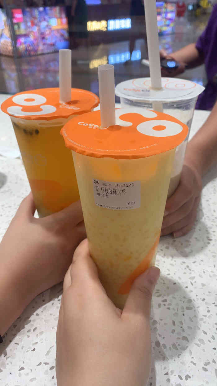 coco都可(镇江吾悦店)-"好久不喝coco,店里两个店员忙着做奶茶.