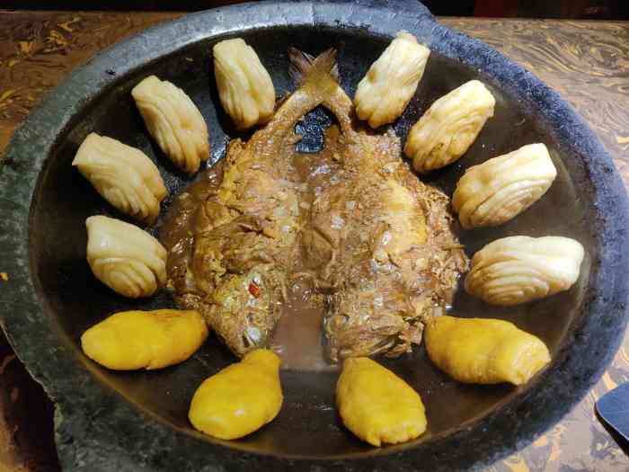 西淀壹锅鲜-"饭店坐落在人民公园南门对面的琼州道上与广.