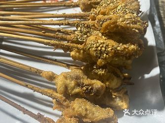 一家默默开了很久的小火锅串串店，每次来必点一把炸牛肉串