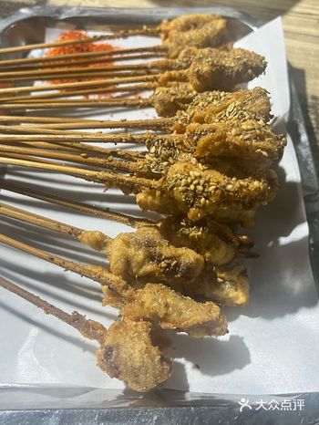 一家默默开了很久的小火锅串串店，每次来必点一把炸牛肉串