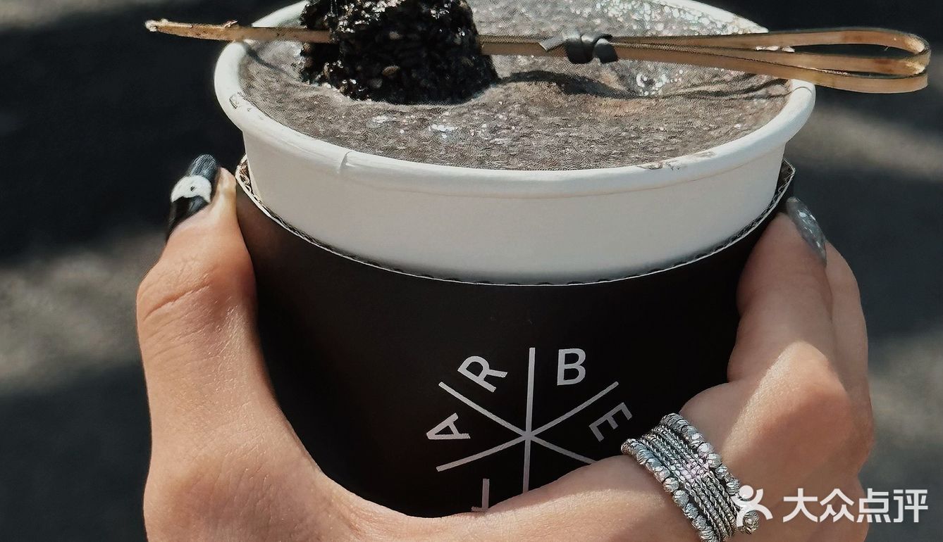 淮海街的暗黑系咖啡店，黑漆麻塔”拿铁有点意思！