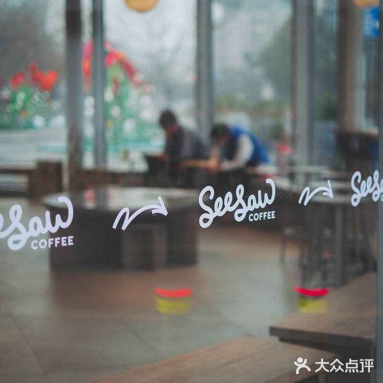 杭州西湖边开了家全玻璃的咖啡馆！