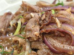 姜葱爆炒本地黄牛仔肉-银峰农庄·特色烧鸡·鲜无花果浸鸡