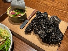 烟熏帝王三文鱼塔塔丨墨鱼汁脆片-Bistro 63 创意融合料理(广粤天地店)