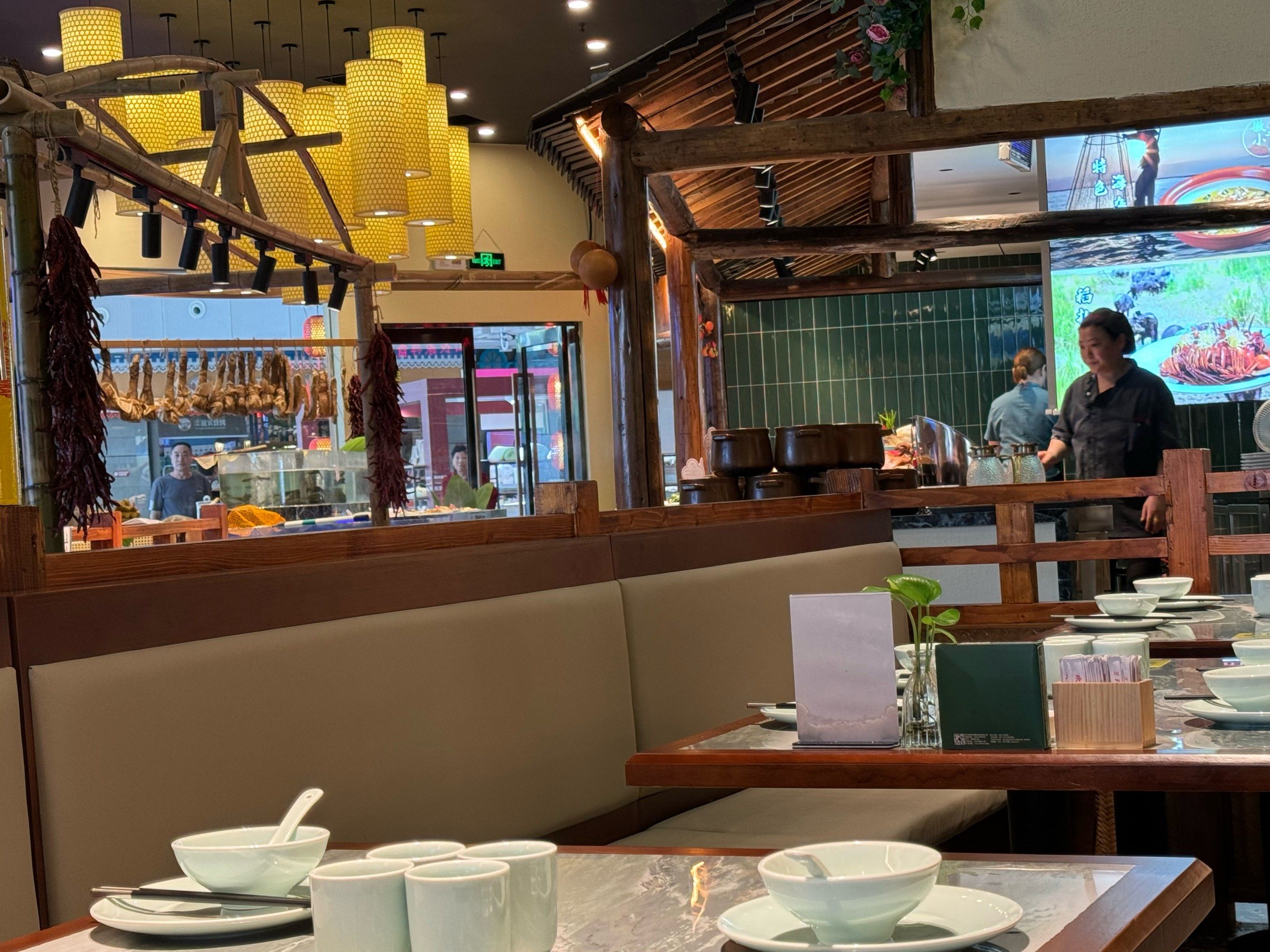 环境很好,食材新鲜,上菜速度也快,主要是