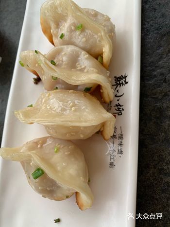 一口气吃了2个。蟹粉小笼包