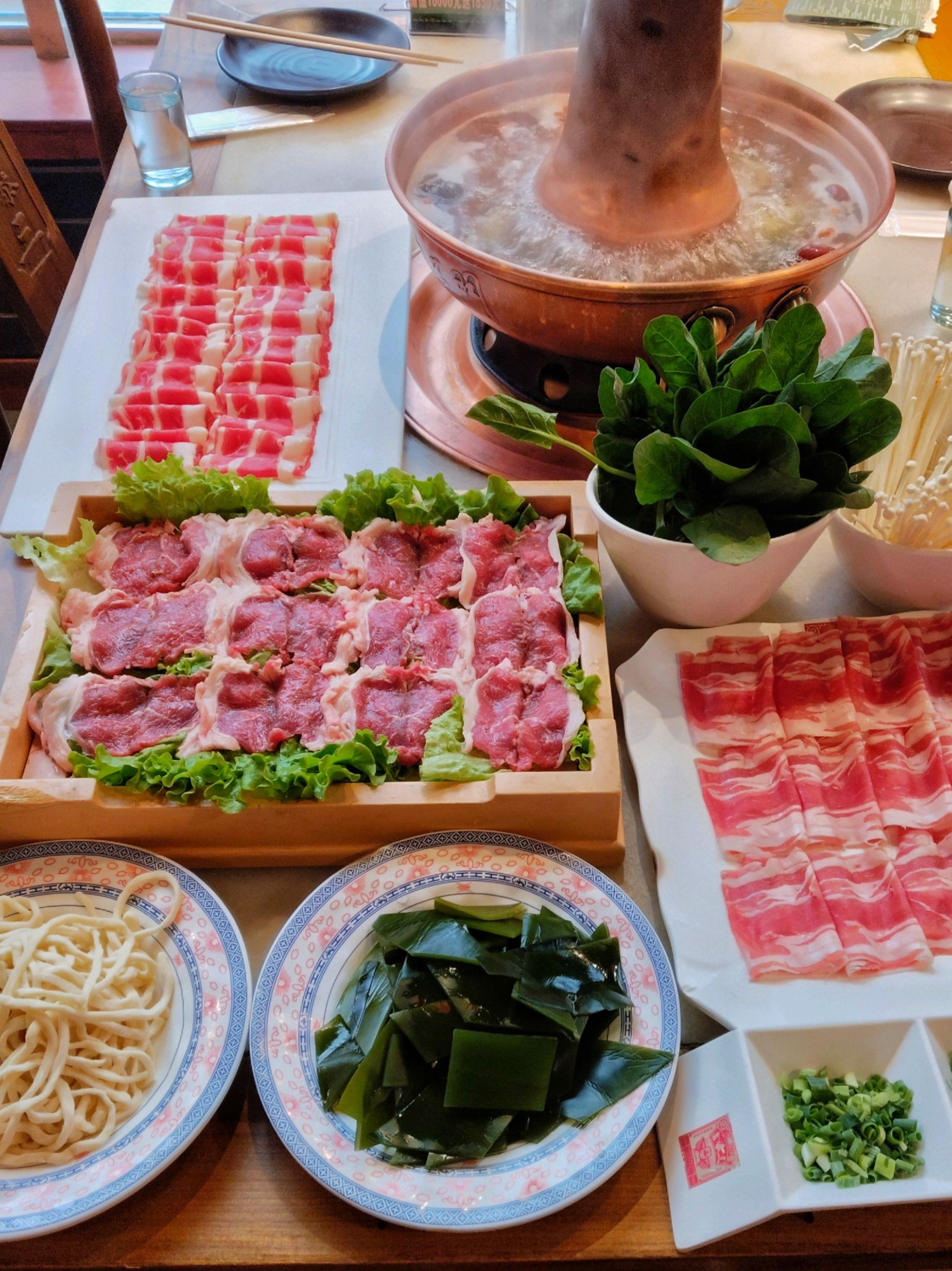 🌸
原汁原味的羊肉必须要现切的,而且清汤的才能提现出羊肉的鲜美