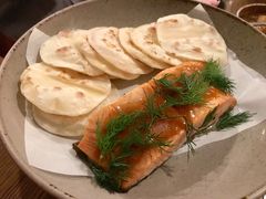 烟熏三文鱼配烤饺子皮和芥末籽酱-BOR Eatery(安福路店)