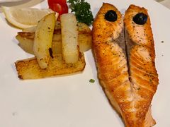 扒三文鱼排配香煎土豆角-老井俄式餐厅