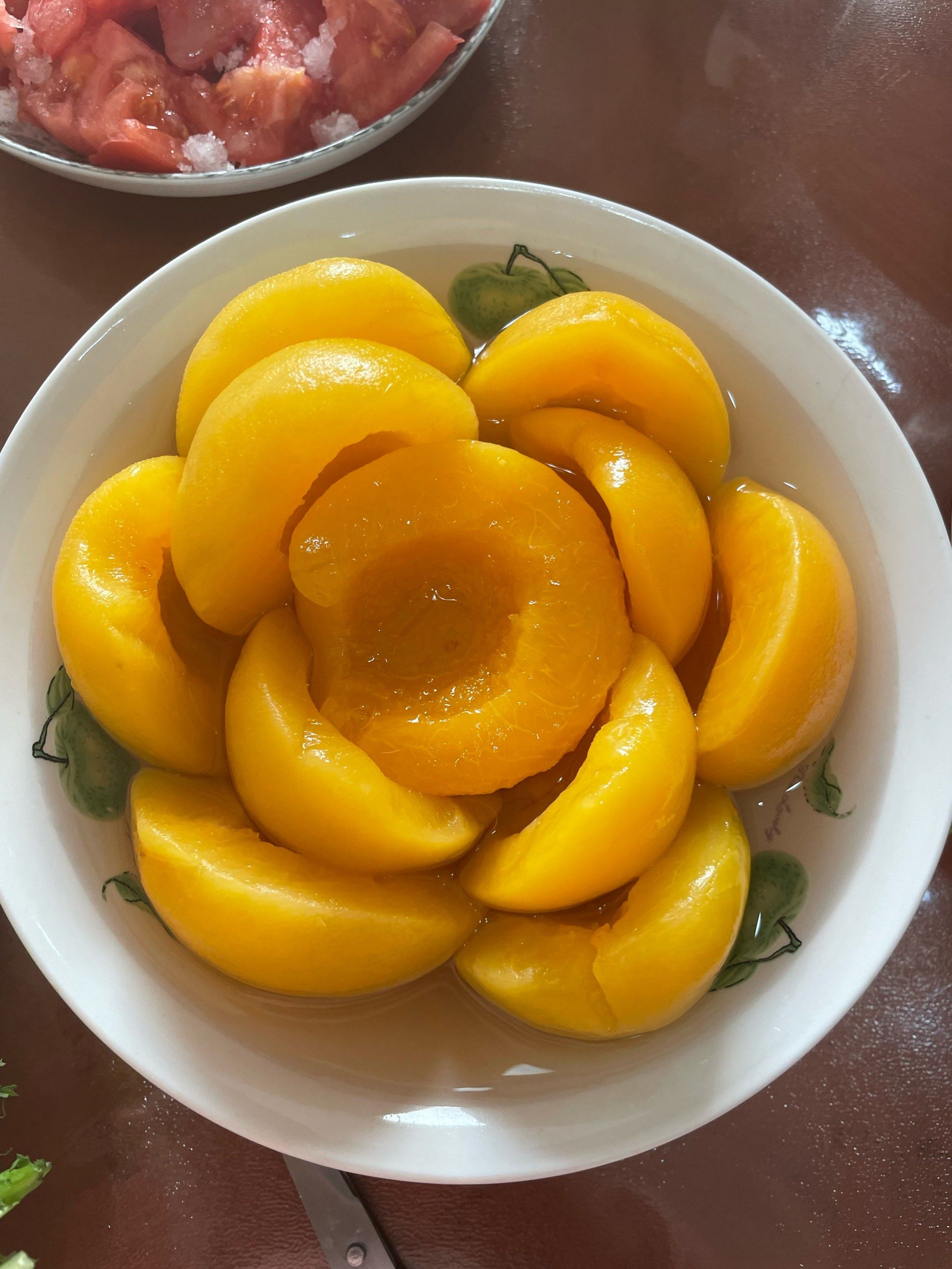 总是会出现一盘桃罐头,还是很有地位的哦～
这个造型以及这个摆盘真