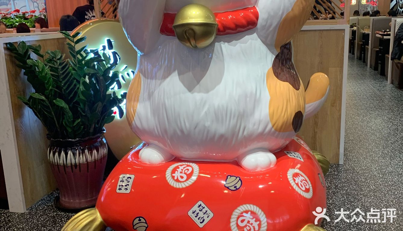 这家店在天街刚开业时人满为患，要等很久