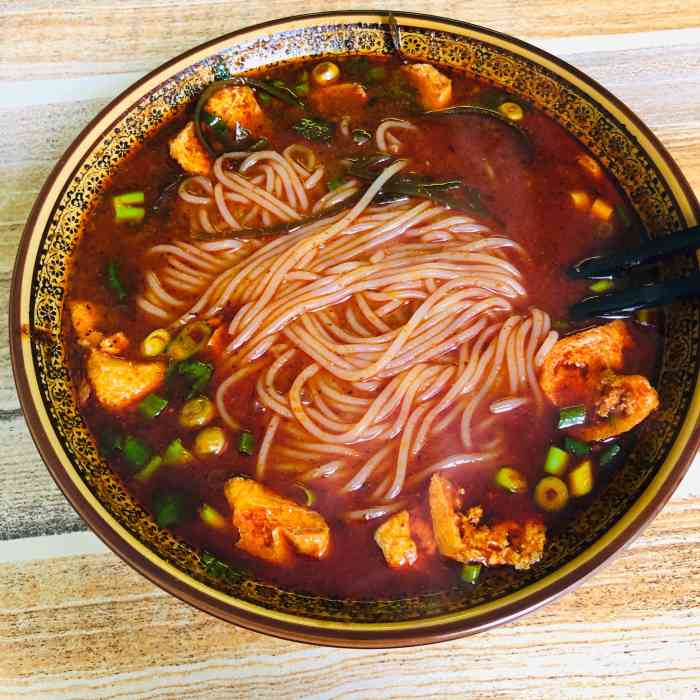 红油米线蛮好吃的海带和豆腐泡都很喜欢菜夹馍也还可以