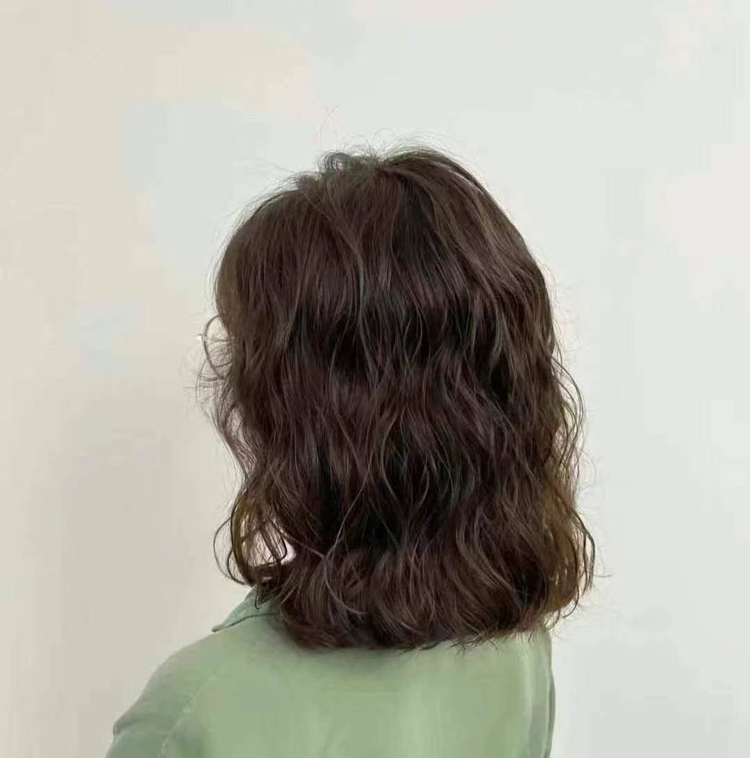女人烫头发视频