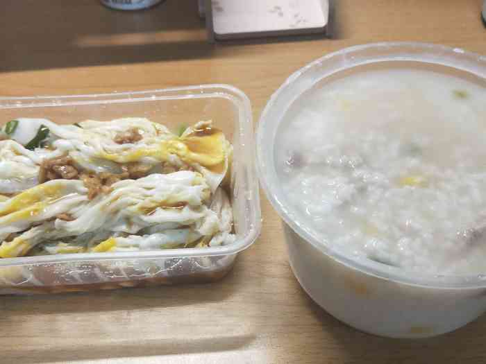 但没有潮汕肠粉做的那么好吃,酱料也没有那边的浓稠 「玉米瘦肉粥」粥