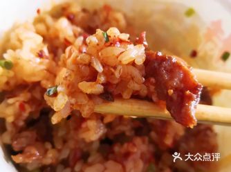 它家辣子鸡和油辣椒都做得特别好吃