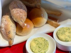 餐前面包配黄油-弦月窗LUNETTE BY AMANDA(复兴路店)